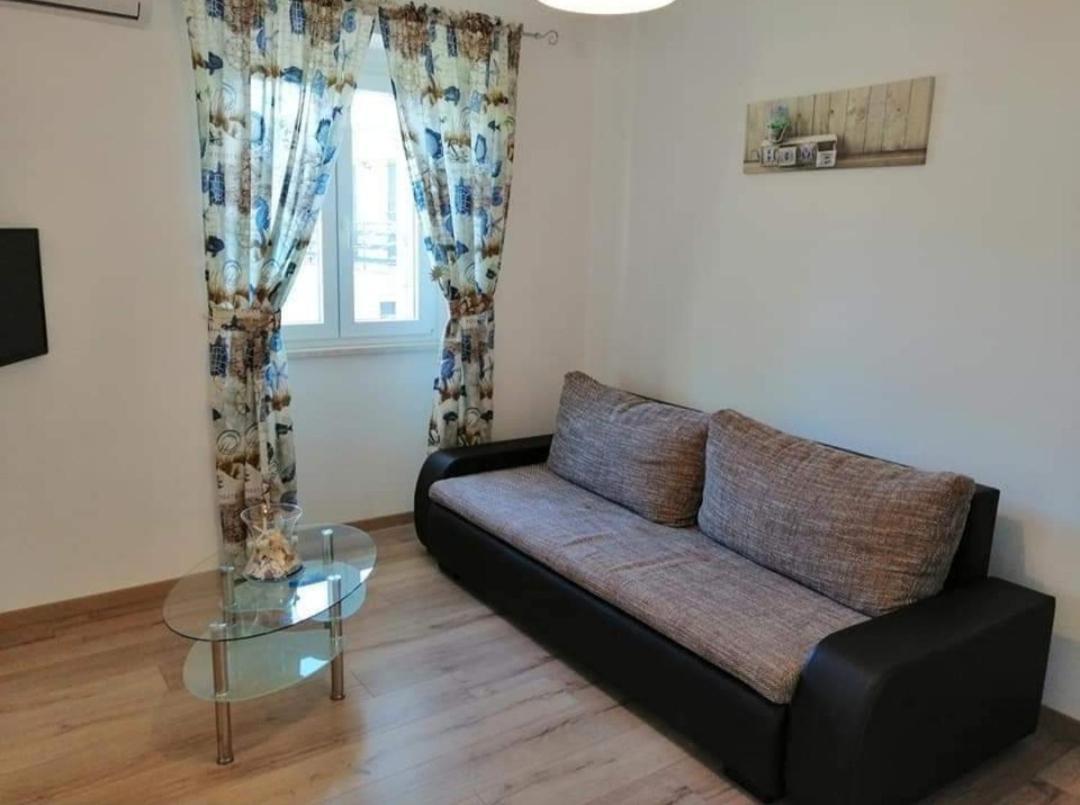 באניולה Apartments Martina מראה חיצוני תמונה