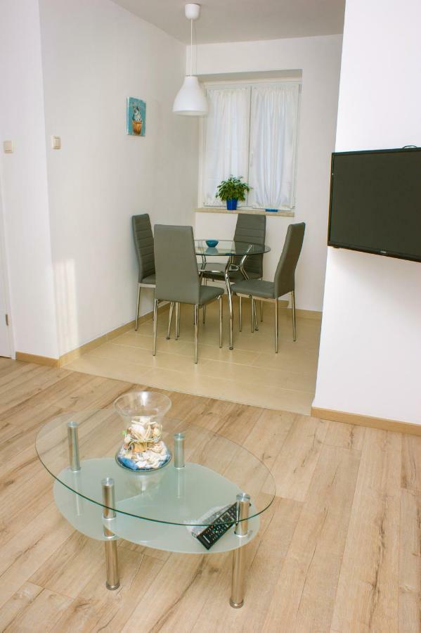 באניולה Apartments Martina מראה חיצוני תמונה