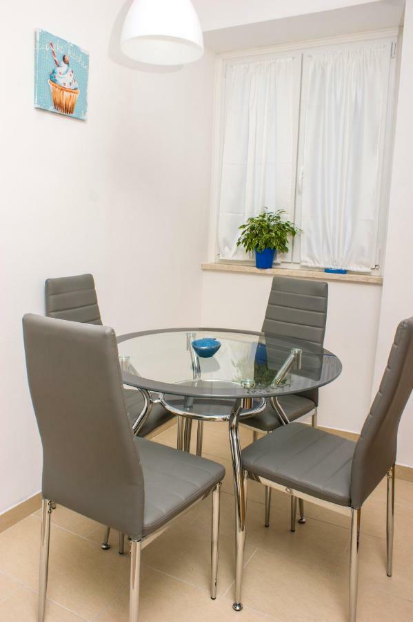 באניולה Apartments Martina מראה חיצוני תמונה