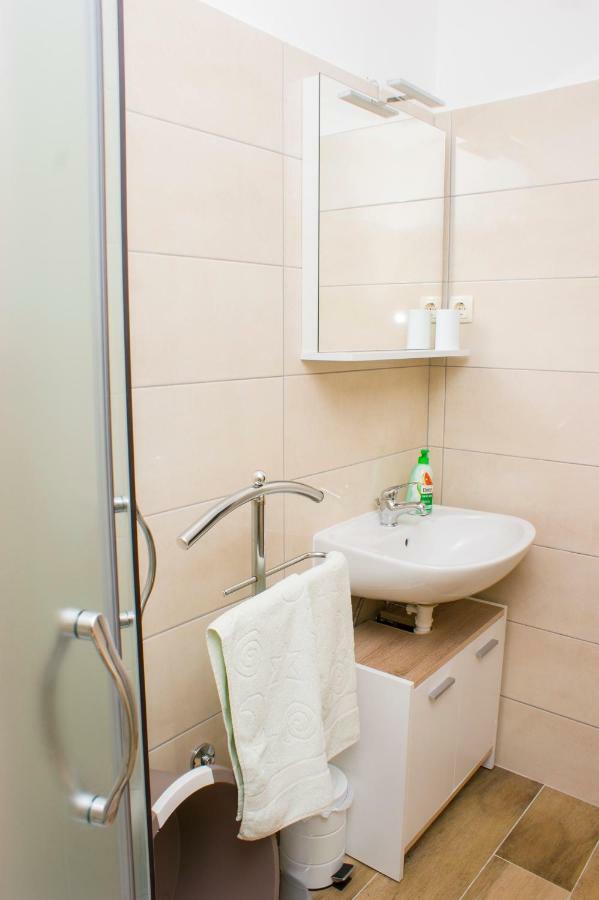 באניולה Apartments Martina מראה חיצוני תמונה