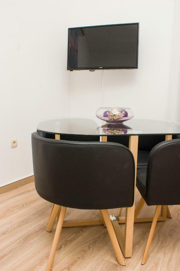 באניולה Apartments Martina מראה חיצוני תמונה