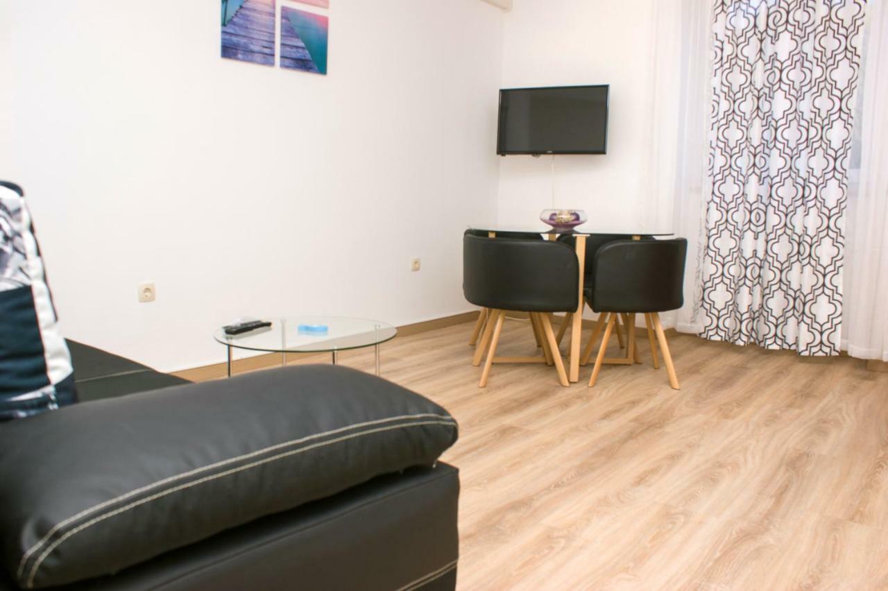 באניולה Apartments Martina מראה חיצוני תמונה