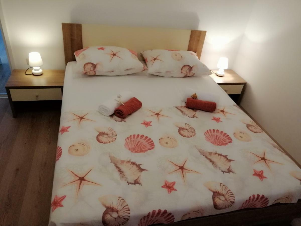 באניולה Apartments Martina מראה חיצוני תמונה