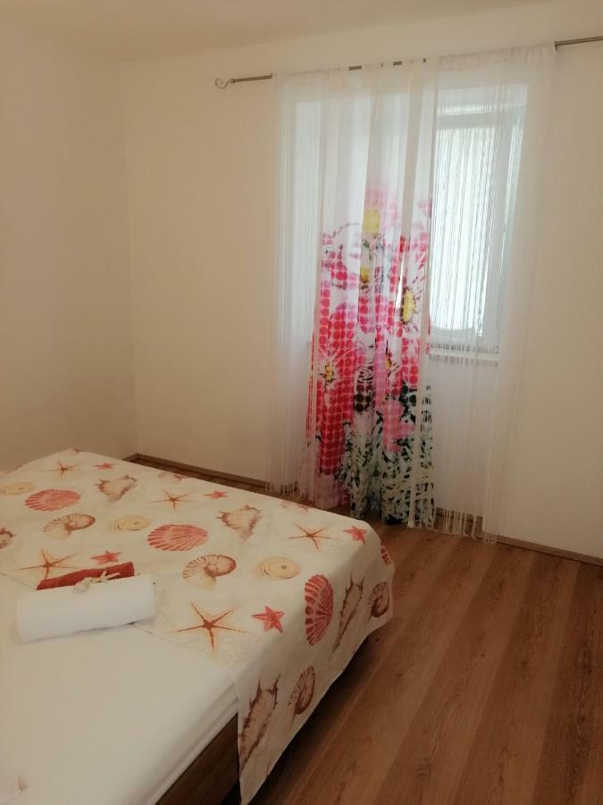 באניולה Apartments Martina מראה חיצוני תמונה