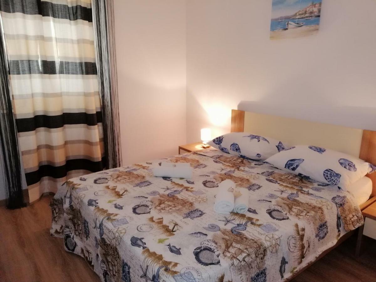 באניולה Apartments Martina מראה חיצוני תמונה